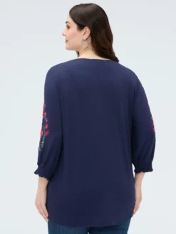 T-shirt in viscosa con ricami