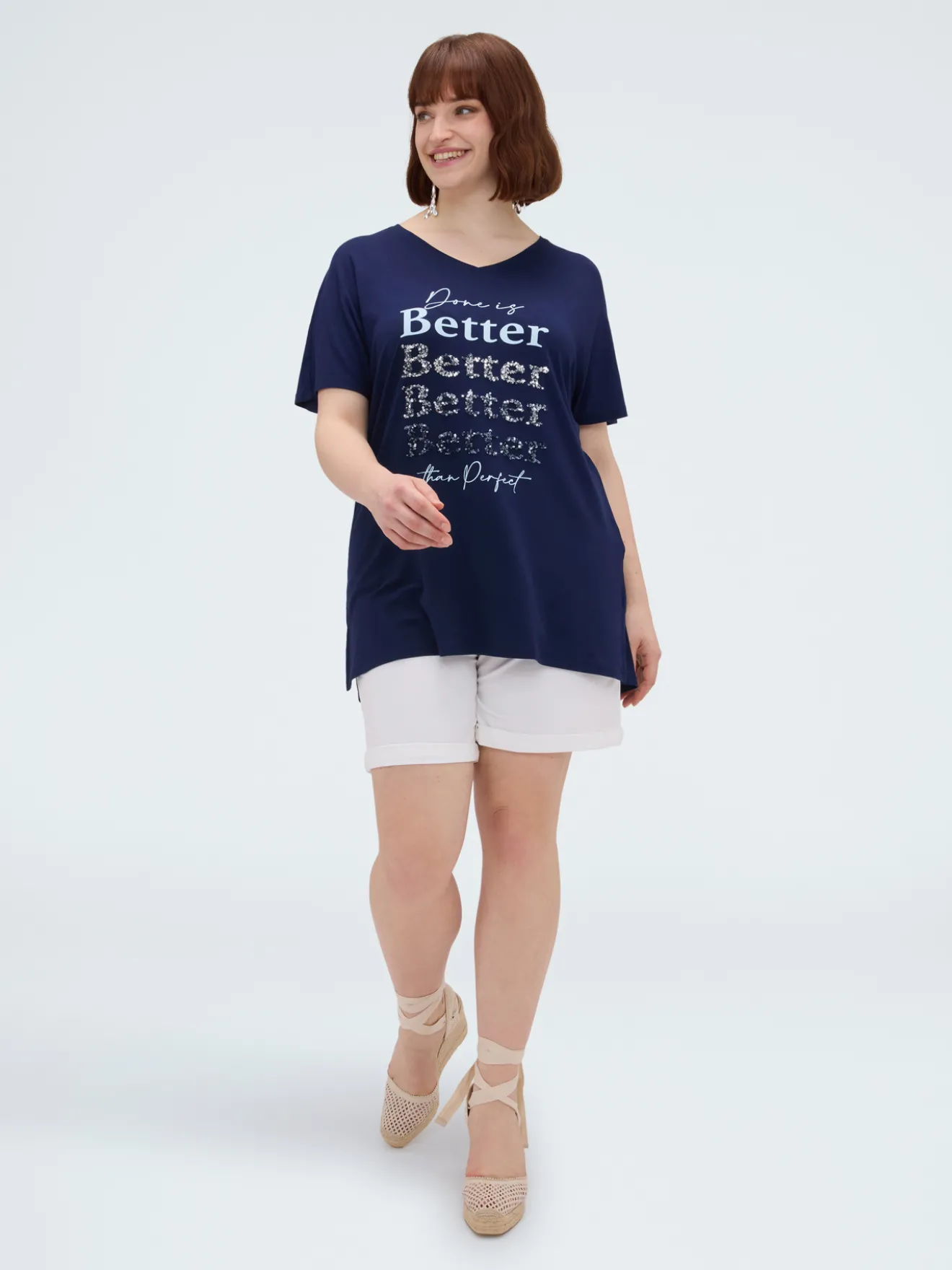 T-shirt in viscosa con scritta e paillettes