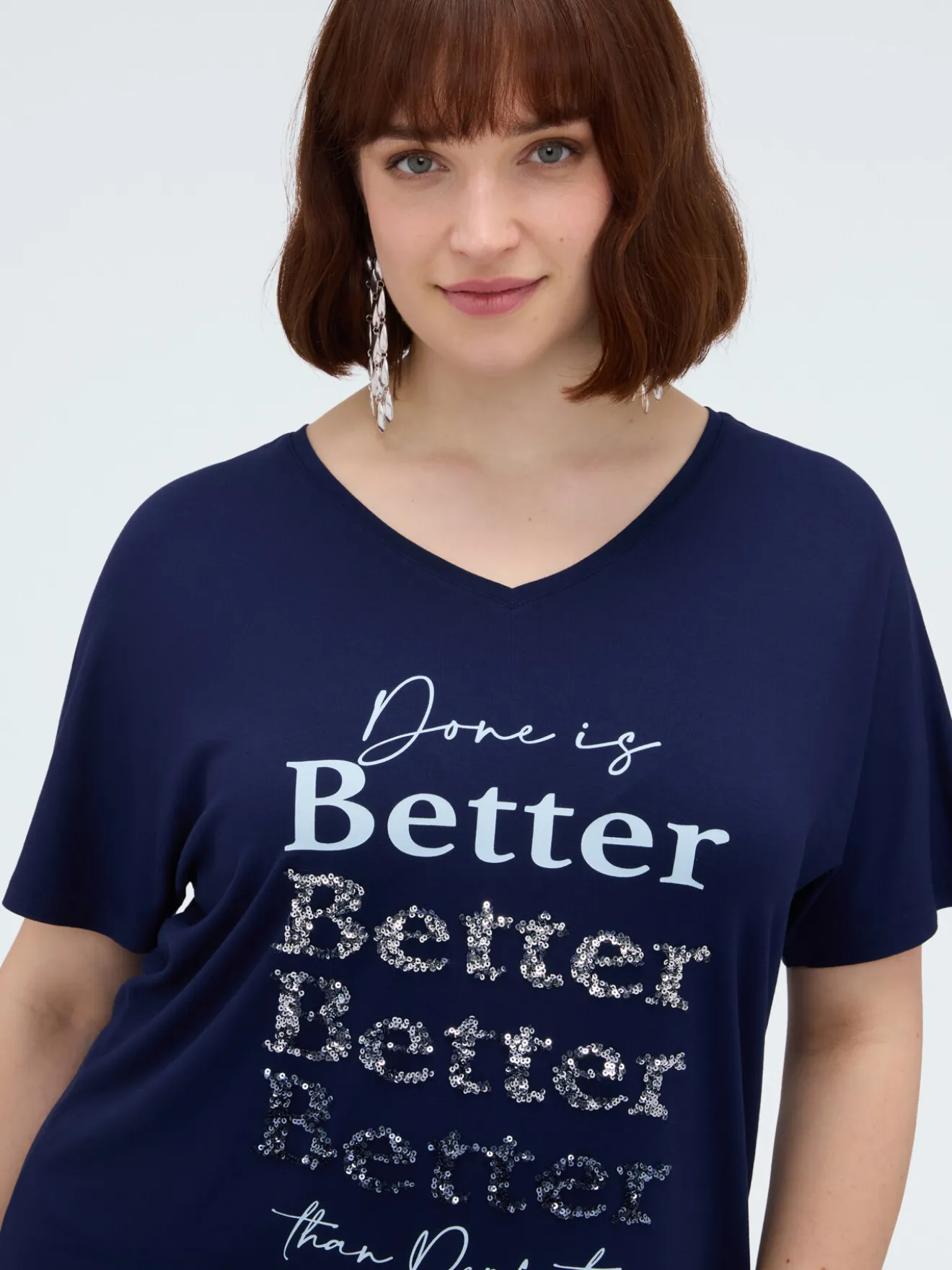 T-shirt in viscosa con scritta e paillettes