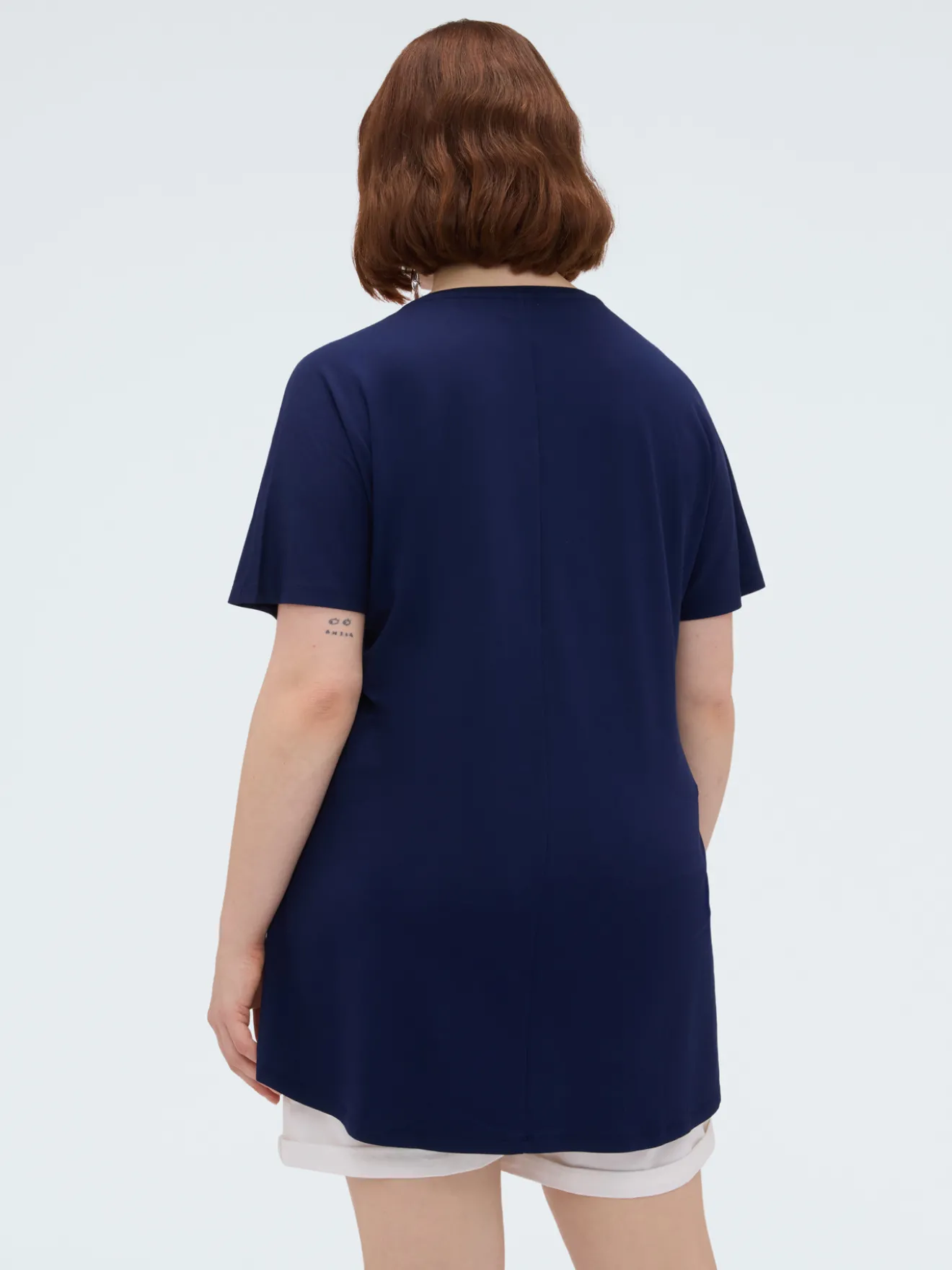 T-shirt in viscosa con scritta e paillettes