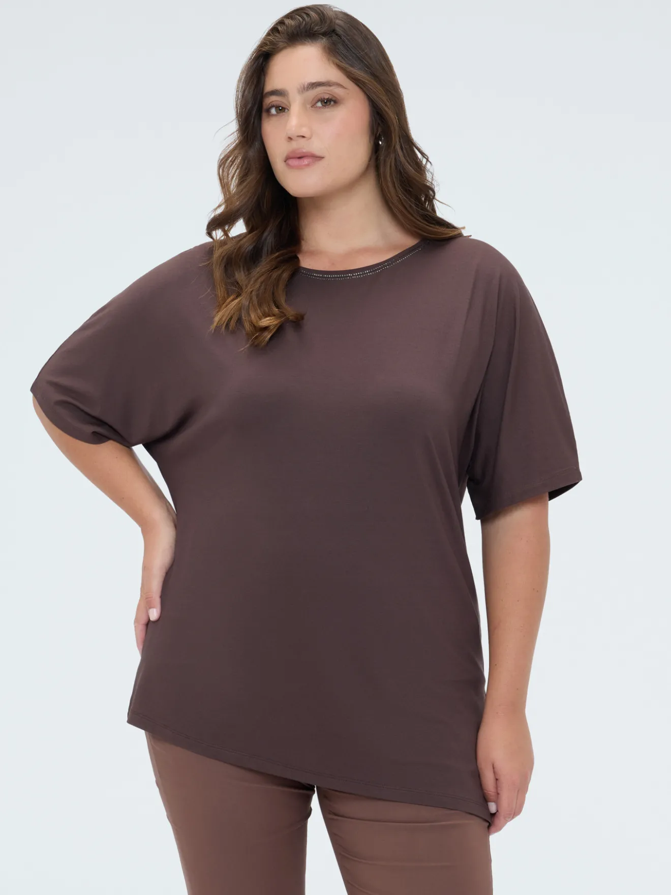 T-shirt in viscosa con strass sullo scollo