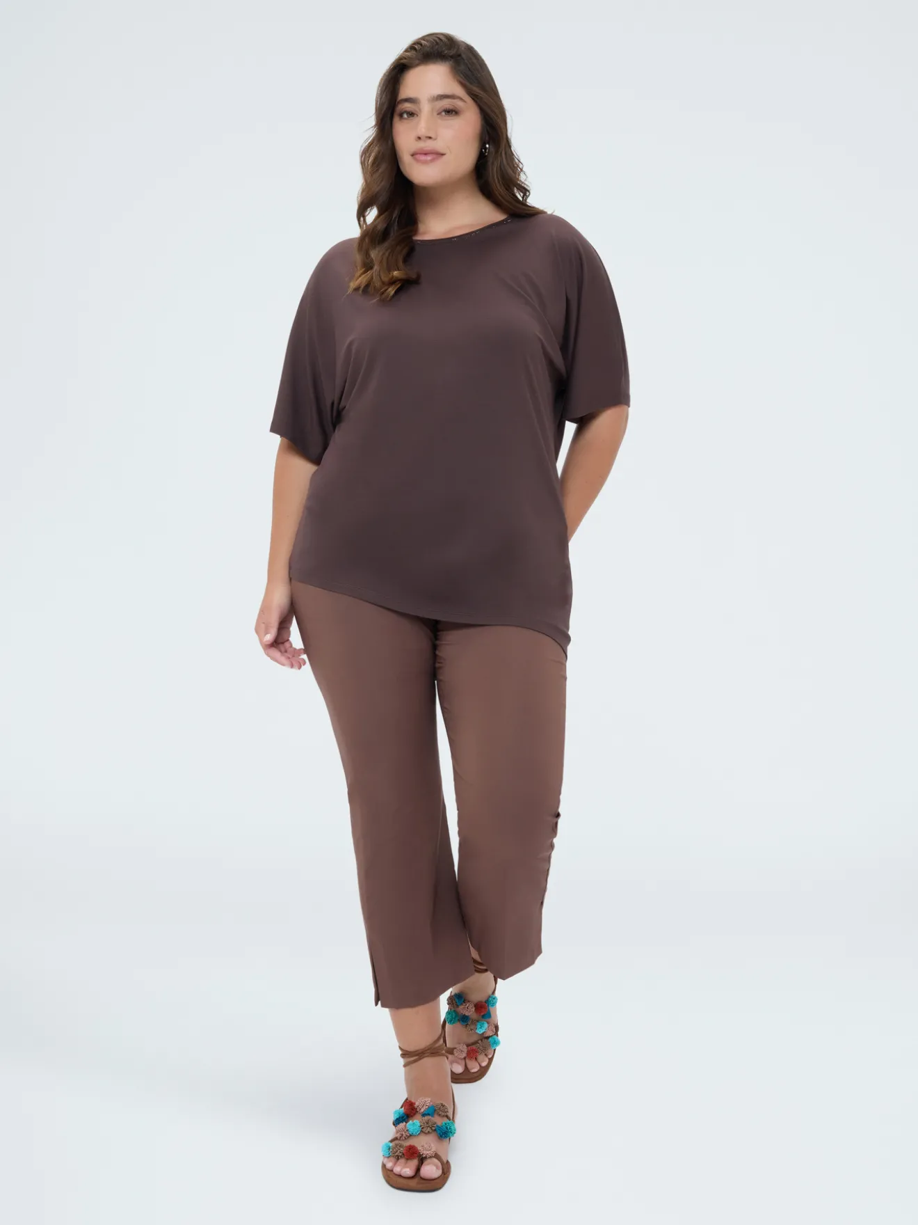 T-shirt in viscosa con strass sullo scollo
