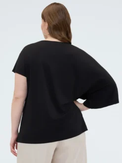 T-shirt maniche asimmetriche